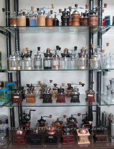 เครื่องบดเมล็ดกาแฟแบบมือหมุน ทำจากไม้ ผลิตในไต้หวัน ยี่ห้อ Holar พร้อมใบมีดเซรามิก - Product Image 6