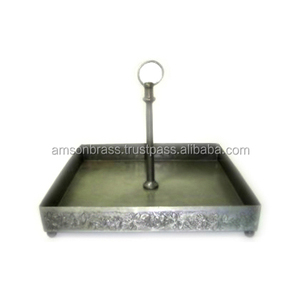 ที่วางแสดงเค้กโลหะสีเงินแบบนูนรูปทรงสี่เหลี่ยมพร้อมฐาน - Product Image 1