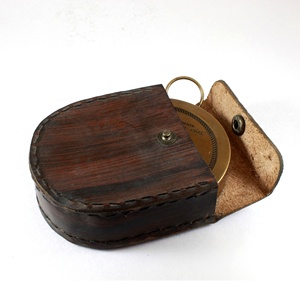 เข็มทิศทิศทางทองเหลืองทำด้วยมือดีไซน์ทางทะเลทำจากแก้วโลหะขัดเงามีคุณสมบัติสำหรับใช้ในทะเลถือเคสหนังแบบโบราณ - Product Image 4