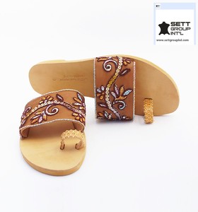 Sandales à semelle intérieure en cuir PU faites à la main pour femmes avec logo personnalisé confortables pour l'hiver, l'été et l'automne pour les filles - Product Image 6