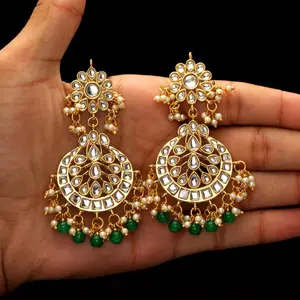 Pendientes festivos especiales de Kundan con perlas de imitación de Color verde