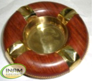 Cenicero de madera pulida de arte popular hecho a mano con incrustaciones de latón - Product Image 1