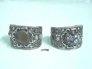 Pulsera de latón chapada en plata con acabado antiguo, también disponible en joyería India chapada en plata - Product Image 3