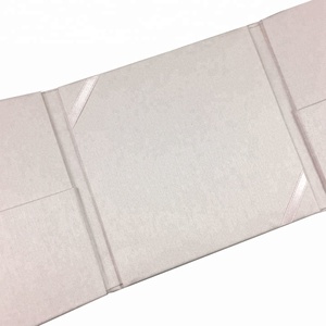 ดีไซน์คำเชิญร่วมงานแต่งงานด้วยผ้าไหมแบบดั้งเดิมพร้อมเข็มกลัดมุก - Product Image 2