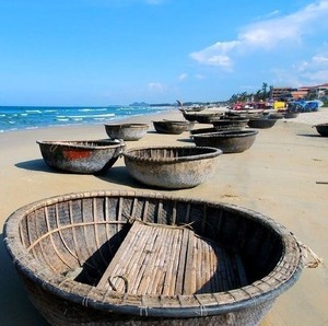 Cesta de Bambú Natural Tejida a Mano, Bote Tradicional Redondo Tipo Coracle, Embarcación para Ríos de Vietnam, Decoración para Resorts y Tours Ecológicos - Macy - Product Image 1