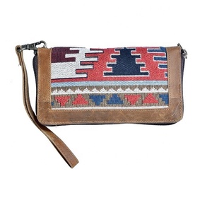 Broderie à la main en cuir véritable Couleur marron Pochette à monnaie Portefeuilles pour femmes Sacs à main Pochettes Pochettes pour femmes et dames - Product Image 1