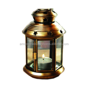 Lanterne en métal artisanale en laiton finitions antiques petite lanterne à bougie suspendue mini lanterne pour la décoration de jardin - Product Image 1