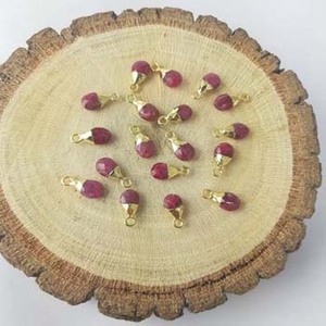 Pendentif Briolette poire électroplaqué or rubis teint pour enfants - Product Image 2