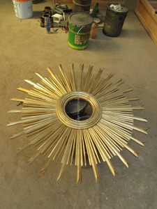 Miroir mural en bois à cadre en feuille d'or antique de la série Helios Article décoratif élégant - Product Image 2
