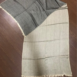 Bufandas y chales de viscosa de gama de invierno, accesorio elegante y cómodo para clima frío, categoría de producto tradicional - Product Image 1