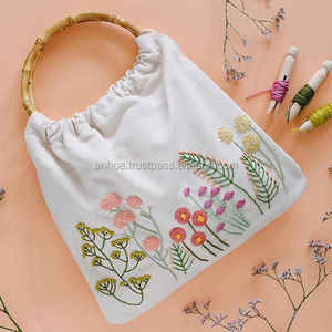 Bolsa de lino bordada a mano con asas de Bambú - Product Image 1