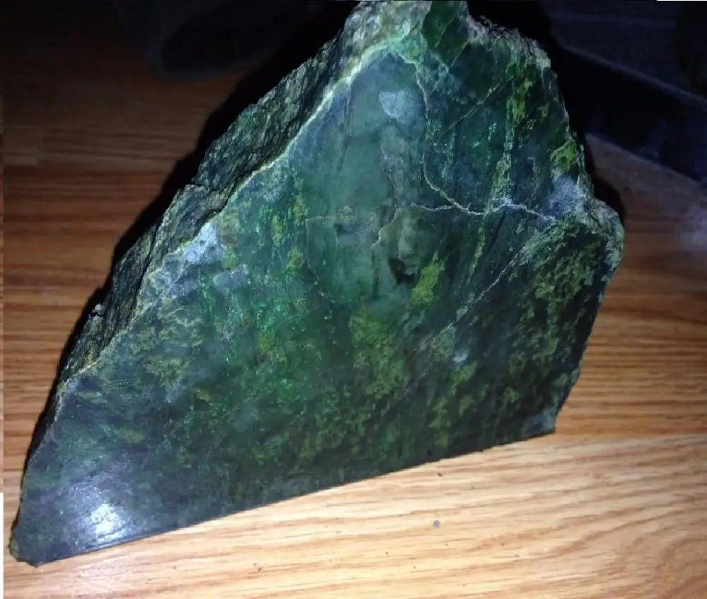 Grüne Nephrit-Jade rau