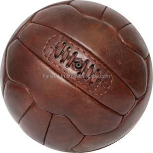 Ballon de football en cuir vintage avec ballons de football mats aspect 1960 couleur marron look vieux football - Product Image 2