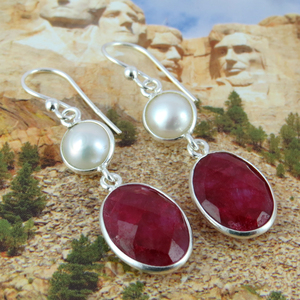 Deliciosos Pendientes Colgantes de Plata de Ley 925 con Perlas Ovaladas Teñidas de Rubí de Shri Ashapura Jewels para Bodas y Compromisos - Product Image 4