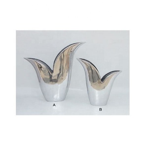 FLORERO DE DISEÑO COSTERO DE ALUMINIO Y HIERRO DE METAL PULIDO CON ESTILO para DECORACIÓN DEL HOGAR Y LA BODA ECOLÓGICO - Product Image 1