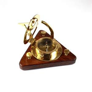 Boussole nautique à cadran solaire en laiton poli de 2 pouces avec métal et verre et base triangulaire en bois - Product Image 3