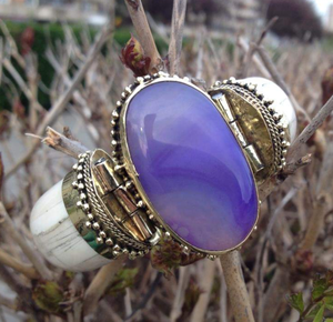 Bracelets en laiton magnifiquement conçus, conçus uniquement pour la femme moderne. Cet ensemble de bijoux de mode présente un luxe traditionnel - Product Image 1