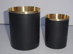 Récipients de bougie en métal de navire de cuivre polis à l'intérieur et tapis noir à l'extérieur avec des accessoires de fleur artificielle - Product Image 5