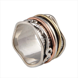 Anillo de Meditación Shree Jaipur, Hecho a Mano por Artesanos, Plata de Ley 925, con Amatista y Mezcla de Metales de Tres Tonos (Latón y Cobre) - Product Image 1
