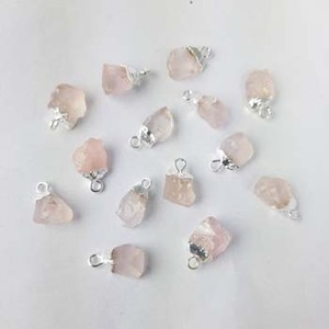 Pendentif en quartz rose pour enfants, pierre de naissance, laiton électroplaqué avec une touche féminine - Product Image 3