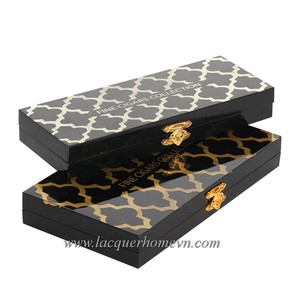 ตกแต่งกล่องสี่เหลี่ยมเสร็จสิ้นด้วยลวดลายหรูหราในแล็กเกอร์พื้นสีดำ - Product Image 1