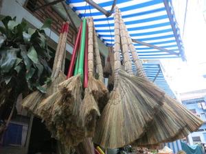 Balai en herbe naturelle modèle Dora de GIA GIA NGUYEN CO. LTD avec manche en matériau végétal naturel - Product Image 5