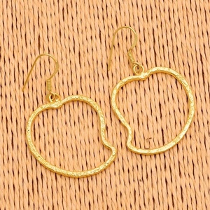 Pendientes de plata de ley sólida 925 chapados en oro diseño de alambre de resorte hecho a mano joyería mayorista de moda para mujeres para - Product Image 2