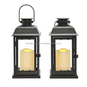 Les designs modernes de lanternes carrées peuvent accueillir des bougies, des lumières LED ou des ampoules électriques et créer une ambiance lumineuse chaleureuse, en métal et en verre. - Product Image 3