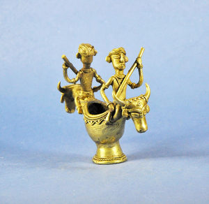 งานประติมากรรมดอคราแบบชนเผ่า งานฝีมือจากอินเดีย ทำจากโลหะ รูปแบบกระดิ่ง สำหรับตกแต่งบ้านสไตล์ชาติพันธุ์ แสดงแบบดั้งเดิม - Product Image 5