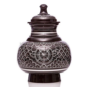 Ensemble d'urnes funéraires en laiton à main priante de style américain pour urne de crémation adulte en métal - Product Image 4