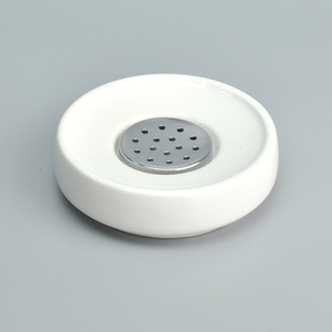 Jabonera de cerámica de forma redonda con bandeja de goteo cromada - Product Image 1