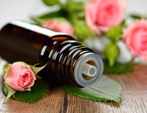 Suministro a granel de calidad superior 100% aceite esencial de Rosa orgánico puro para el crecimiento del cabello y aromaterapia exportador indio de alta calidad - Product Image 6