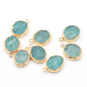 จี้อะเมโซไนต์สีเขียวทะเล ขนาด 15-17 มม. รูปทรงวงรี เจียระไนเรียบ ชุบทอง จากโรงงานอัญมณีเจียปุร์ น้ำหนัก 1-1.2 กรัม - Product Image 1