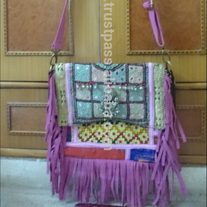 Venta caliente Rosa Suede Banjara Clutch Sling Bag Bordado Cremallera Cierre de sillín Mango Tela de algodón Forro de algodón Hilo - Product Image 2