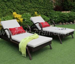 Mobilier de jardin extérieur Lit de soleil en rotin polyéthylène de haute qualité avec table d'appoint - Product Image 1