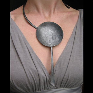 Collier pendentif en laiton géométrique en rhodium noir fait à la main pour femmes et filles Design de déclaration pour mariages et fêtes-en vrac - Product Image 2