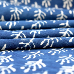 Tissu en voile de coton imprimé à la main, léger et doux, bleu marine à motifs floraux, pour robes, chemises, sacs et rideaux pour femmes - Product Image 2