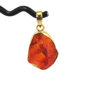 Pendentif en pierres précieuses de cornaline naturelle non coupée pendentif fait main couleur or pendentif en cristal de guérison - Product Image 2