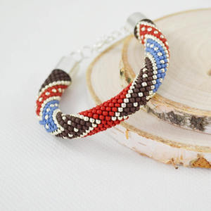 Bracelet tendance rouge bleu marron, bracelet au crochet coloré, bracelet perlé - Product Image 1