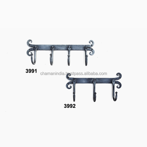 Cintre de manteau espagnol forgé à la main avec quatre crochets, décor d'art mural de crochets de manteau forgés à la main-cintres de forme bouclée et porte-clés. - Product Image 1