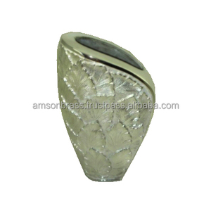 Grand vase en relief pour la décoration intérieure Vase à fleurs en métal gaufré robuste et durable avec finitions nickelées - Product Image 2