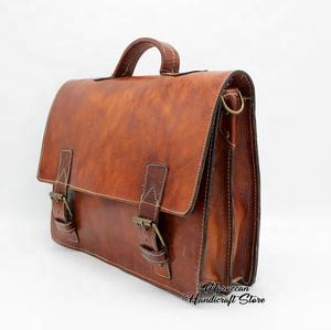 Bolso de Hombro Tipo Satchel de Cuero Genuino Hecho a Mano en Marruecos con Diseño Tradicional, Forro de Lino con Patrón Geométrico, Unisex - Product Image 1