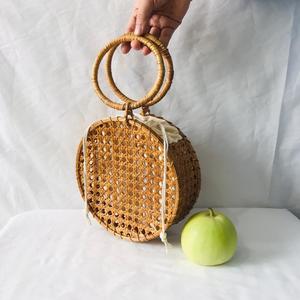 กระเป๋าถือทรงกลมสานหวายสไตล์วินเทจสำหรับผู้หญิง ยี่ห้อ Baominh พร้อมสายหนังเทียมและตัวล็อคแบบตะขอเกี่ยว - Product Image 5