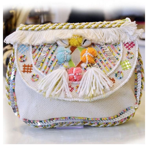Pochette de soirée ethnique de style indien pour femme avec un riche design de sacs Banjara et une texture de sacs brodés à la main - Product Image 1