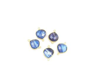 Collier de pierres précieuses infusées de cuivre bleu avec des bijoux faits à la main plaqués or avec connecteur de lunette à caution unique en forme de coeur - Product Image 1