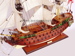 Maquette de bateau en bois NORSKE-Fabriqué en vert jaune clair et bois naturel pour la décoration de la maison - Product Image 6