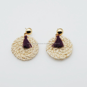 Hermosos pendientes clásicos de ratán hechos a mano chapados en rodio para regalo de compromiso de boda - Product Image 2