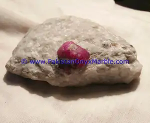 Spesimen Rubi MINERAL Kristal Kualitas Terbaik dari HUNZA KASHMIR MINE PAKISTAN