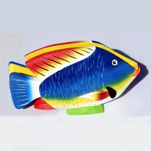 Sculptures en bois de balsa d'art populaire faites à la main porte-serviettes de poisson coloré et décorations de table de cuisine enseignes murales en vente - Product Image 1