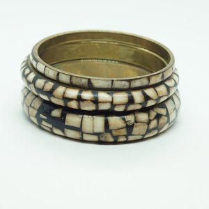 Brazaletes de latón indio Estilo Vintage 1970s, con carcasa incrustada - Product Image 1